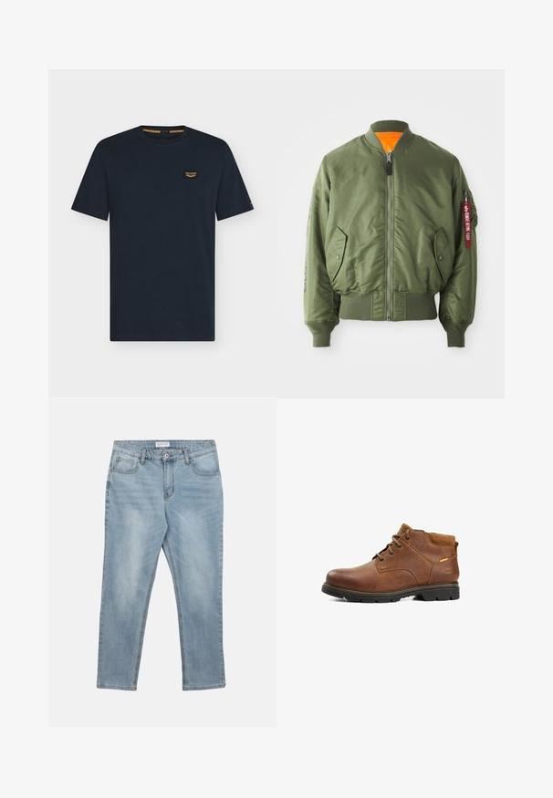 Olijfgroene bomberjack met een rits aan de voorkant, ribgebreide manchetten en zoom, zijzakken en een oranje voering. Kenmerkt zich door een rode labeldetail op de mouw.; Donkerblauw T-shirt met korte mouwen en ronde hals met een klein rechthoekig logoplaatje op de linkerborst.; Lichtblauwe spijkerbroeken met knoop en rits aan de voorkant, riemlussen en vijf zakken, plat gelegd op een witte achtergrond.; Bruine leren enkelboots met een glad oppervlak, ronde neus, zes veterogen en een contrasterende textuurkraag. Stevige rubberen zool met grip.