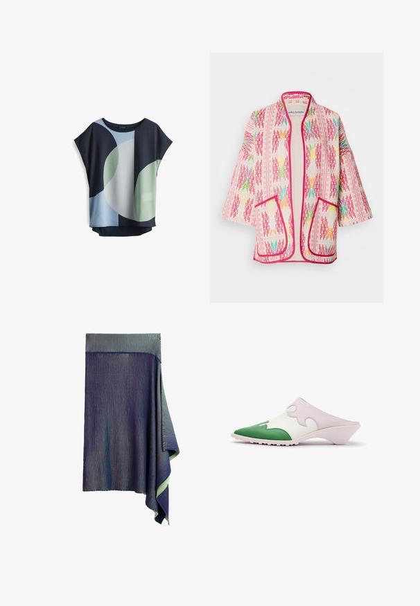 Meerbare kleurige kimono-stijl jas met een bloemenpatroon, gemaakt van lichtgewicht stof, met een roze rand en twee voorzakken.; Korte mouwen blouse in marineblauw, lichtblauw en groen. Heeft abstracte cirkelpatronen en een relaxte pasvorm met een ronde halslijn.; Donkerblauwe gebreide rok met zeer fijne witte verticale strepen en een asymmetrische geplooide zoom aan één kant.; Slip-on mule schoen met puntige groene neus, witte bovenzijde met roze golvend overlay en lage schuine hak op witte achtergrond.
