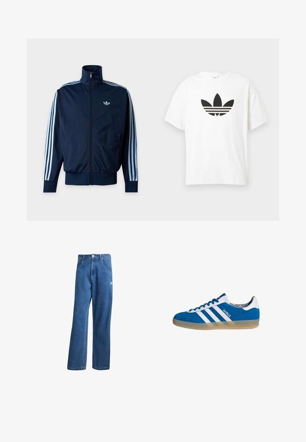 Marineblaue Trainingsjacke mit hellblauen drei Streifen an den Ärmeln, durchgehendem Reißverschluss, Stehkragen und Adidas-Logo auf der Brust.; Weißes Baumwoll-T-Shirt mit großem schwarzem Adidas Trefoil-Logo und drei horizontalen Streifen darunter. Kurze Ärmel, Rundhalsausschnitt.; Blaue hohe, weite Jeans mit Fronttaschen, Gürtelschlaufen, Knopfverschluss und kleinem Adidas-Logo am rechten Oberschenkel.; Blauer und weißer Adidas Gazelle Sneaker mit Gummisohle und drei weißen Streifen, aus der Seitenansicht auf weißem Hintergrund.