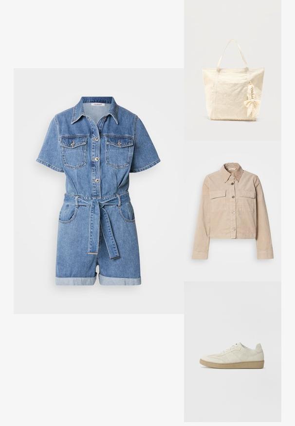 Beige cropped jakke lavet af bomuld. Har en spids krave, to forlommer og knaplukning. Struktureret stof med en subtil glans.; Denim jumpsuit med korte ærmer, krave, to brystlommer, bælte i taljen og opkrøllede ærmer. Lys blå farve med let tekstur.; Beige ruskind sneakers med et struktureret design, flad gummisål og karakteristisk sidesyning. Rund tå og polstret krave.; Beige lærredstaske med to håndtag og en scrunchie med sløjfe fastgjort til det ene håndtag, sat mod en ensfarvet baggrund.