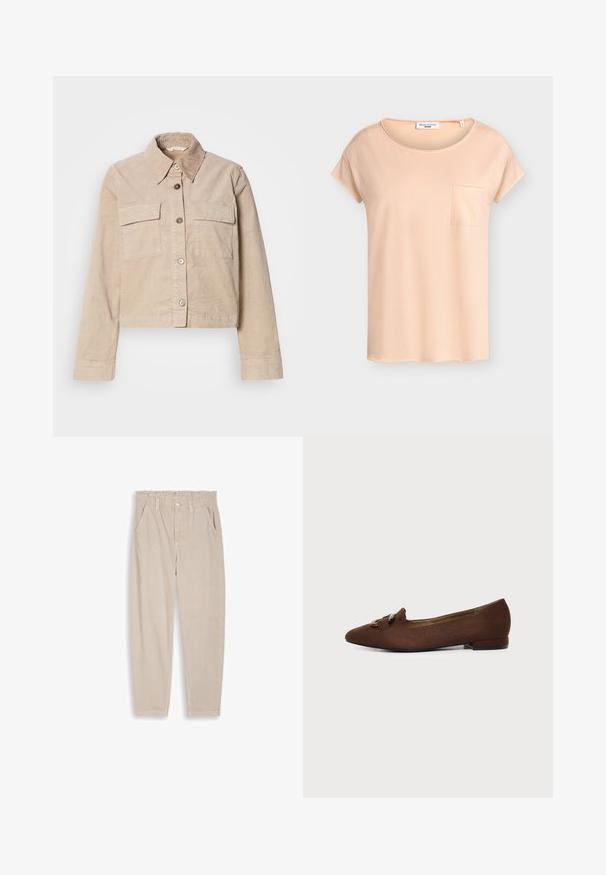 Veste beige coupée en coton. Présente un col pointu, deux poches avant et une fermeture à boutons. Tissu texturé avec un léger éclat.; T-shirt à manches courtes couleur pêche claire avec encolure ronde et petite poche poitrine, présenté sur un fond uni.; Pantalon beige à jambes droites avec taille élastique, passants pour ceinture, fermeture par bouton et poches avant, présenté sur un fond uni.; Chaussure plate marron à bout pointu avec détail décoratif de boucle sur le dessus, sur fond clair uni.