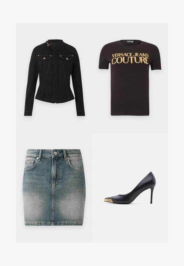 Sort tætsiddende jakke med lange ærmer, høj krave med guldlås, forlommer med klap og guldknapper samt synlige hvide syninger.; Sort kortærmet t-shirt med "Versace Jeans Couture" skrevet med store guld bogstaver på brystet, rund halsudskæring og stofmærke indeni.; Blå denim mini nederdel med frontknap og lynlås, to forlommer og falmede detaljer på lårene.; Sort læder højhælet pumpe med spids snude, guldmetalspids indgraveret med "Versace Jeans Couture," vist fra siden på hvid baggrund.