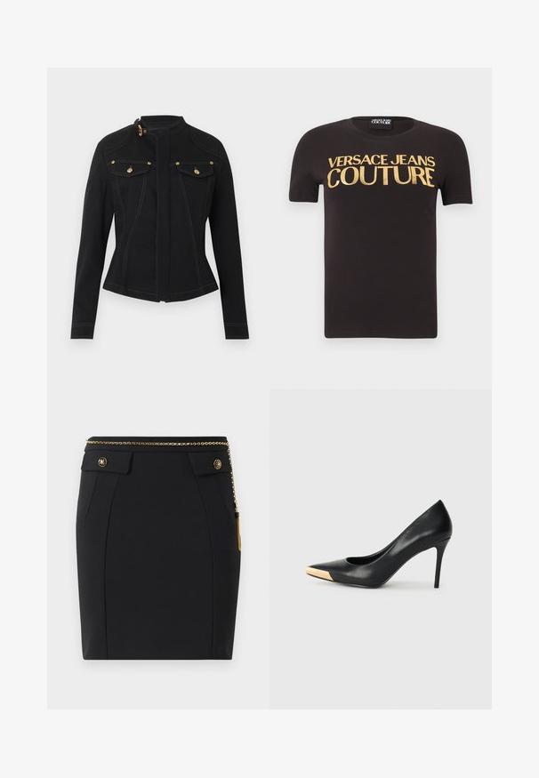 Schwarze taillierte Jacke mit langen Ärmeln, hohem Kragen mit goldener Schnalle, vorderen Klappentaschen mit goldenen Knöpfen und sichtbaren weißen Nähten.; Schwarzes Kurzarm-T-Shirt mit "Versace Jeans Couture" in großen goldenen Buchstaben auf der Brust, rundem Ausschnitt und einem Stoffetikett innen.; Schwarzer, taillierter Rock mit vorderen Klappentaschen, goldenen dekorativen Knöpfen und einem dünnen goldenen Kettengürtel mit einem Quast auf der rechten Seite.; Schwarzer Leder-Pumps mit hohen Absätzen und spitzem Zehenbereich; verfügt über einen metallisch goldenen Akzent auf der Zehenkappe. Glatte Oberfläche mit einem eleganten Design.