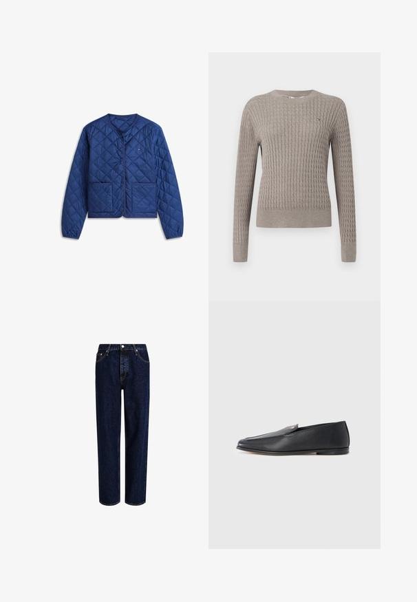 Blå quiltet jakke med lange ærmer, trykknapper, to forlommer og lille broderet logo på brystet.; Lys grå ribbestrikket sweater med lange ærmer og rund hals. Har struktureret mønster og diskret logo-detalje på brystet.; Mørkeblå denim jeans med lige ben-design, der har høj talje, fem-lomme-stil og kontrastsyninger. Ingen dekorationer.; Sorte læderloafers med en glat tekstur, rundet tå og subtile syningsdetaljer. Har en guldfarvet logoaccent på oversiden.
