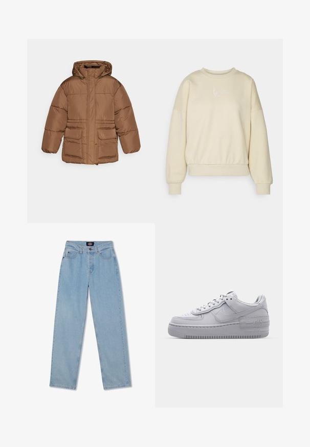 NA-KD PADDED JACKET - Zimná bunda - brown; Beige mikina s okrúhlym výstrihom, spustenými ramenami a elastickým pásom. Na hrudi sú biele vyšívané nápisy. Mäkká textúra látky.; Svetlomodré džíny z denimu so strihom do rovna, s piatimi vreckami, zapínaním na gombík a jemným vyblednutím na prednej strane.; Šedé tenisky Nike Air Force 1 s perforovanou špičkou, hladkým koženým zvrškom, hrubou podrážkou a embosovaným detailom 'AIR' na päte.