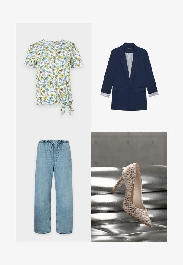Marineblauer Blazer mit Reverskragen, zwei vorderen Klappentaschen und gestreiftem Futter, das an den Manschetten und im Inneren sichtbar ist.; Kurzärmliges, weißes T-Shirt mit floralem Druck in Blau, Grün und Braun. Verfügt über ein geknotetes Detail an der Seite für einen gerafften Effekt.; Hellblaue Jeanshose mit elastischem Bund und Kordelzug, geraden Beinen und ohne sichtbare Taschen, vor einfarbigem Hintergrund gezeigt.; Beiger High-Heel-Pumps mit Schlangenleder-Textur, der auf einer glänzenden, gesteppte silberne Lederoberfläche ruht.