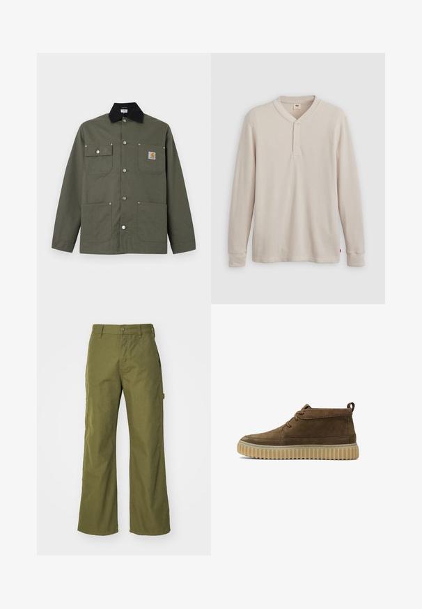 Groene canvas jas met zwarte kraag, vier zakken aan de voorkant, drukknopen als sluiting en een klein Carhartt-logo op de borstzak.; Lange mouwen henley-shirt in lichtbeige ribbelstof, met een V-hals, een drieknoopsluiting en manchetten. Rode logo-label aan de onderkant.; Olijfgroene wijde broek van duurzaam materiaal, met een knoopsluiting, zijzakken en een rechte zoom.; Bruine suède enkellaarzen met een ronde neus, minimale stiksels en een gestructureerde, dikke rubberen zool. Voorzien van een vetersluiting en een hieltab.