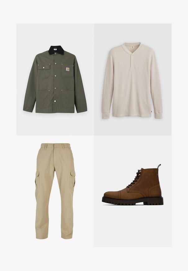 Grüne Canvasjacke mit schwarzem Kragen, vier Fronttaschen, Druckknopfverschluss und kleinem Carhartt-Logoaufnäher auf der Brusttasche.; Langärmliges Henley-Shirt aus leicht beigem Rippstoff mit V-Ausschnitt, Knopfleiste mit drei Knöpfen und angeschnittenen Ärmeln. Roter Logo-Tag am Saum.; Beige Cargo-Hosen aus Baumwolltwill mit mehreren Seitentaschen, geradem Bein Design und einem Reißverschluss mit Gürtelschlaufen.; Braune Leder Schnürstiefelette mit dickem schwarzem Profilsohle und Zugschlaufe auf weißem Hintergrund.