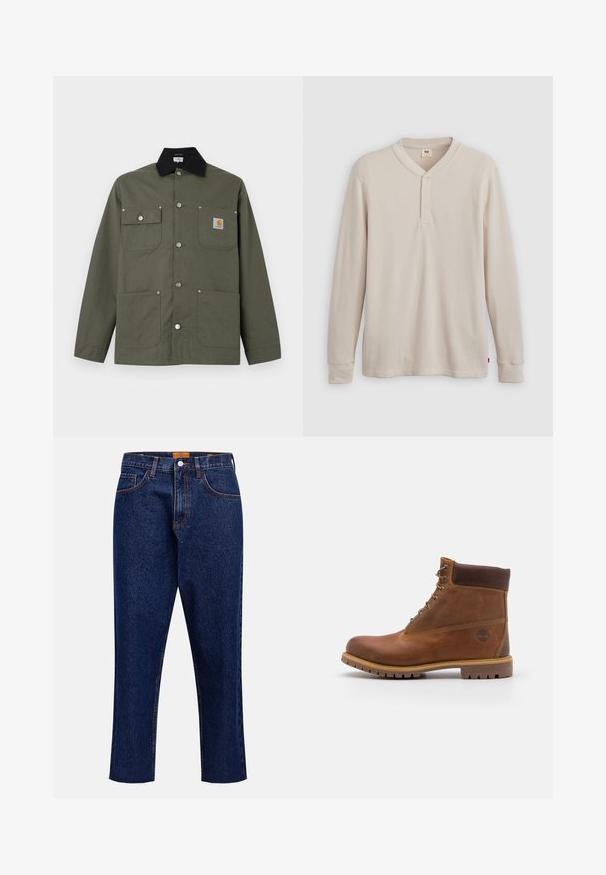 Grøn lærredsjakke med sort krave, fire forlommer, lukning med trykknapper og et lille Carhartt-logo på brystlommen.; Langærmet henley-skjorte i lys beige ribbet stof, med V-hals, tre-knap placket og manchetter ved ærmerne. Rød logo-tags ved kanten.; Mørkeblå denimjeans med lige snit, høj talje, fem lommer og frynset kant. Kontrastsyning og detalje med knaplukning.; Brun læder vandrestøvle med en glat finish, polstret ankel, metalliske snørehuller og en gummisål med et robust dækmønster.