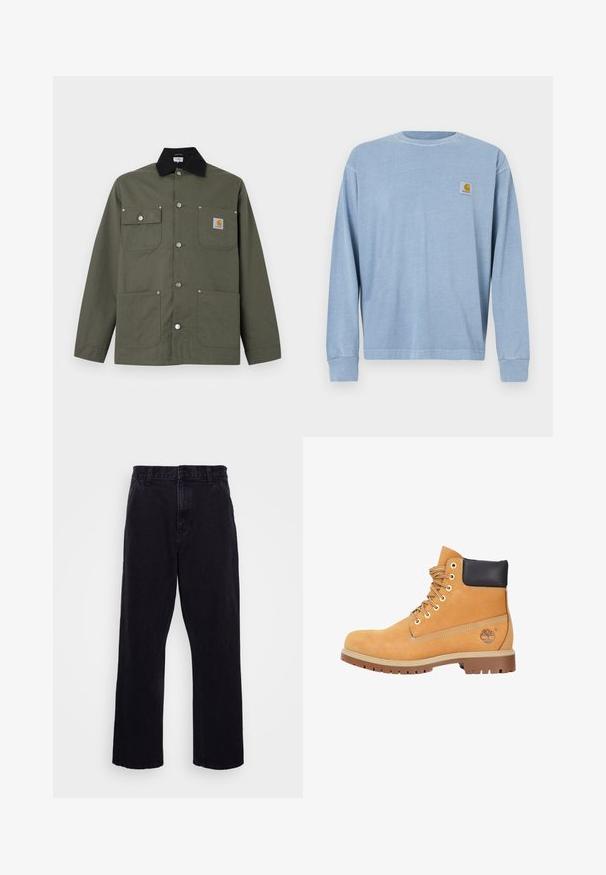 Groene canvas jas met zwarte kraag, vier zakken aan de voorkant, drukknopen als sluiting en een klein Carhartt-logo op de borstzak.; Lichtblauw overhemd met lange mouwen van zachte stof, met een ronde halslijn, geribbelde manchetten en een klein logoplaatje op de linkerborst.; Zwarte denim broek met een rechte pijpdesign, voorzien van een knoop- en ritssluiting, riemlussen en minimale stikdetails.; Tan suède laars met een zwarte gewatteerde kraag, metalen oogjes en rubberen zool, voorzien van ton-sur-ton stiksels en een logo aan de zijkant.