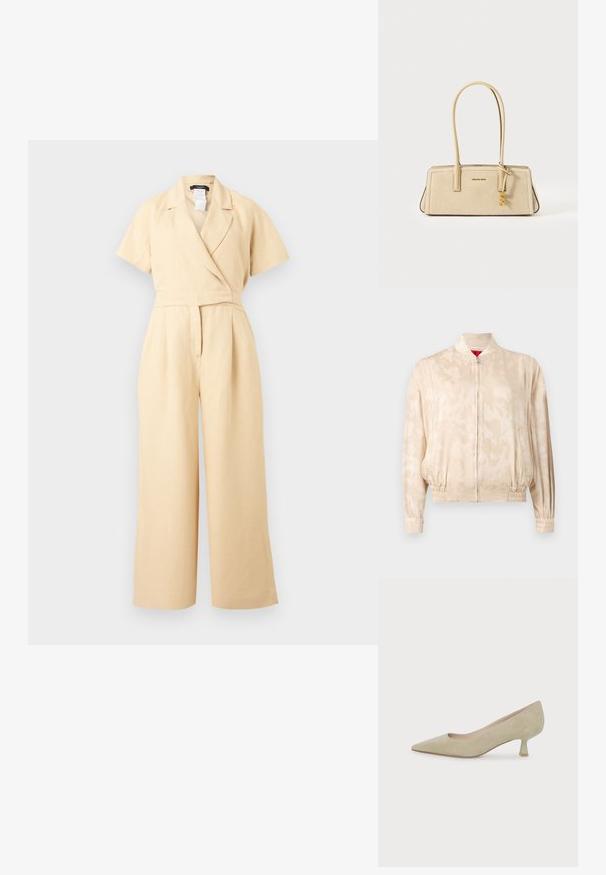 Veste bomber beige clair avec un motif tie-dye subtil, fermeture éclair, poignets et taille élastiques, présentée sur un fond uni.; Combinaison beige à manches courtes avec jambes larges, col en V style portefeuille et taille cintrée, réalisée dans un tissu léger.; Escarpin en daim beige à bout pointu avec un talon bas et fin de hauteur moyenne sur fond blanc uni.; Sac à main rectangulaire beige avec de longues anses, texture lisse et en suède, logo doré et breloque décorative dorée accrochée à une anse.