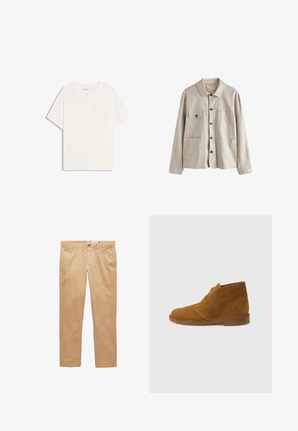 Beige Hemdjacke mit Kragen und vier vorderen Taschen, eine mit Knopfklappe, aus strukturiertem Stoff.; Kurzärmeliges, geripptes Strickshirt mit rundem Ausschnitt und Drei-Knopf-Leiste, flach auf weißem Hintergrund liegend.; Beige gerade geschnittene Baumwollhose mit Gürtelschlaufen, vorderen Taschen und Knopfverschluss.; Brauner Wildleder-Wüstenstiefel, knöchelhoch, mit zwei Ösen und Krepsohle auf schlichtem hellgrauem Hintergrund.