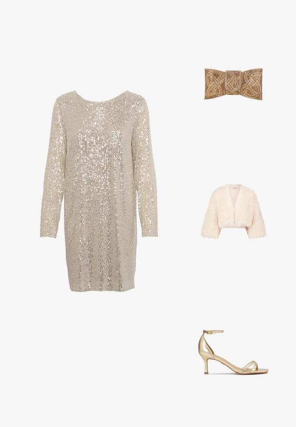 Roomkleurige cropped faux fur jas met brede driekwart mouwen en open voorkant.; Glinsterende jurk in lichtbeige met lange mouwen en een ronde halslijn, met een textuurpatroon van glanzende, reflecterende pailletten overal.; Gouden metallic hoge hak sandalen met een enkelbandje, met gekruiste banden aan de voorkant en een vierkante teenvorm.; Goudkleurige clutch met gedetailleerde kralenpatronen van Keltische knopen en een klepsluiting, afgebeeld tegen een witte achtergrond.