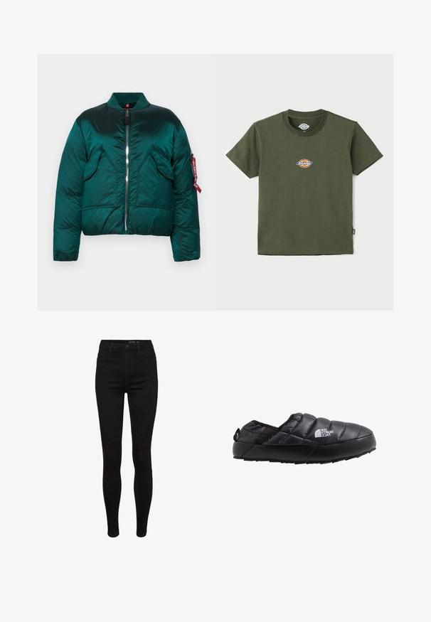 Grøn puffjakke med lynlås, ståkrave, to forlommer og en sidelomme med et rødt mærke. Glat, skinnende tekstur.; Olivenfarvet bomulds t-shirt med rund halsudskæring og korte ærmer. Har et flerfarvet logo-patch på brystet. Glat tekstur.; Sorte skinny jeans i denim med høj talje, fem lommer, bæltestropper og subtile syninger. Glat tekstur, tætsiddende pasform.; Sort isoleret slip-on sko med quiltet overdel, gummisål og strukturel detaljering. Har en hæltrækstrop og branding på siden.