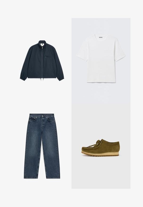 Marineblauw lichtgewicht jack met ritssluiting aan de voorkant, hoge kraag, elastische manchetten, twee zijzakken en één borstzak met klep.; Effen witte T-shirt met korte mouwen en ronde hals, met een klein "WEEKDAY" label aan de binnenkant van de achterkraag, weergegeven op een vlakke ondergrond.; Donkerblauwe spijkerbroek met rechte pijpen, vijf zakken en knoopsluiting, plat gelegd op een witte achtergrond.; Olijfgroene suède schoen met een ronde neus, vetersluiting en een lage, gestructureerde rubberen zool. Minimale stiknaad details langs de rand.