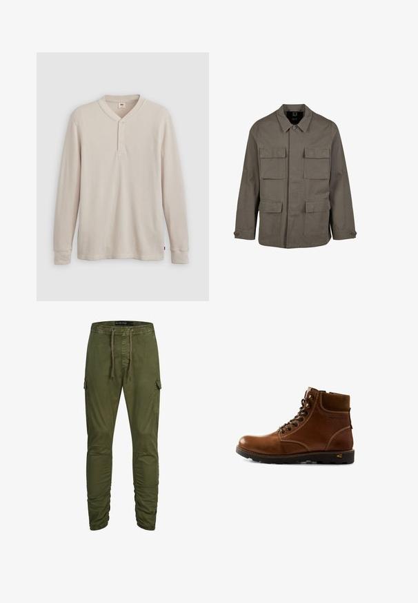 Khaki utilityjack in een katoenmix, met een rechte snit, twee borstzakken en knoopsluitingen op de mouwen. Soepele textuur en een minimalistisch ontwerp.; Lange mouwen henley-shirt in lichtbeige ribbelstof, met een V-hals, een drieknoopsluiting en manchetten. Rode logo-label aan de onderkant.; Olijfgroene cargobroek met elastische tailleband, aantrekkoord, zijflapzakken en taps toelopende, geplooide enkels.; Leren enkellaars in bruin met gevoerde kraag, vetersluiting en robuuste zwarte zool, ontworpen voor buitenavonturen.