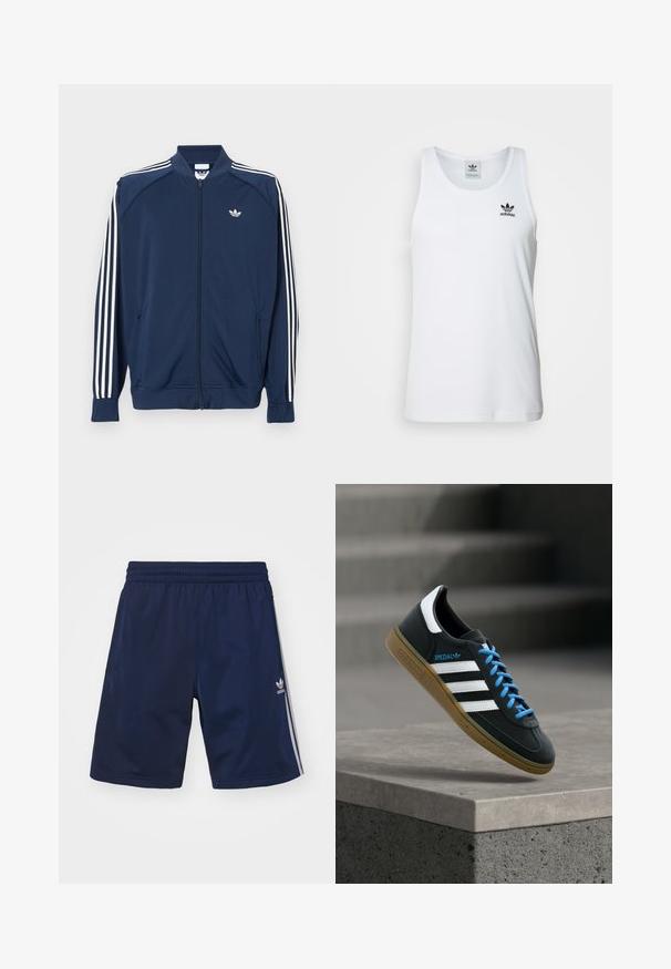 Námornícka modrá športová bunda na zips z polyesteru, s bielymi tromi pruhmi na rukávoch a malým bielym logom na hrudi.; Biely rebrovaný tielko s okrúhlym výstrihom, čiernym logom Adidas na ľavej hrudi a bez rukávov. Mäkko bavlnený materiál, voľný strih.; Námornícke športové šortky vyrobené z ľahkej tkaniny, s elastickým pásom a tromi bielymi pruhmi na stranách. Zobrazené logo Adidas.; Čierna teniska Adidas s bielymi pruhmi, modrými šnúrkami a gumovou podrážkou, ktorá sa vznáša nad sivým betónovým schodom v mäkkom svetle.