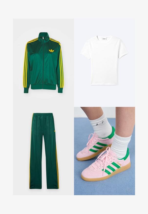 Chaqueta de pista satinada verde, con cremallera en la parte delantera, alto cuello, diseño de tres rayas amarillas en las mangas y un pequeño logo amarillo en el pecho.; Camiseta blanca lisa de manga corta con cuello redondo y una pequeña etiqueta "WEEKDAY" dentro del cuello, mostrada extendida sobre un fondo claro.; Pantalones deportivos verdes con rayas laterales amarillas, cintura elástica y dos bolsillos laterales. Hechos de un material liso y ligero.; Zapatillas de ante rosa con rayas y acentos verdes, que cuentan con una suela de goma. Usadas con calcetines blancos de canalé. La vista en primer plano enfatiza los detalles.