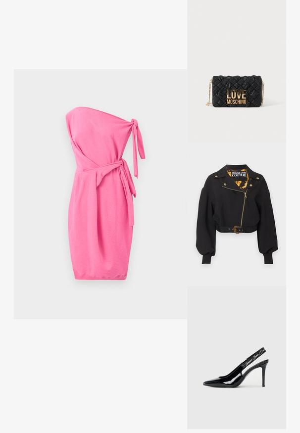 Schwarze kurz geschnittene Jacke mit goldfarbenem Reißverschluss, Knöpfen und Gürtelschnalle, aufgebauschten langen Ärmeln und "Versace Jeans Couture"-Etikett im Krageninneren.; Rückenfreies pinkes Kleid aus weichem Stoff, mit einem gebundenen Taillenzug und einer figurbetonten Silhouette mit geripptem Saum.; Schwarze Lackleder-Slingback-Pumps mit spitzem Design, das einen ausgeschnittenen Bereich und einen elastischen Riemen mit eingeprägtem Markennamen aufweist.; Schwarze gesteppte Umhängetasche mit goldener Kettenriemen und großem goldenen "LOVE MOSCHINO" Logo auf der Vorderseite.