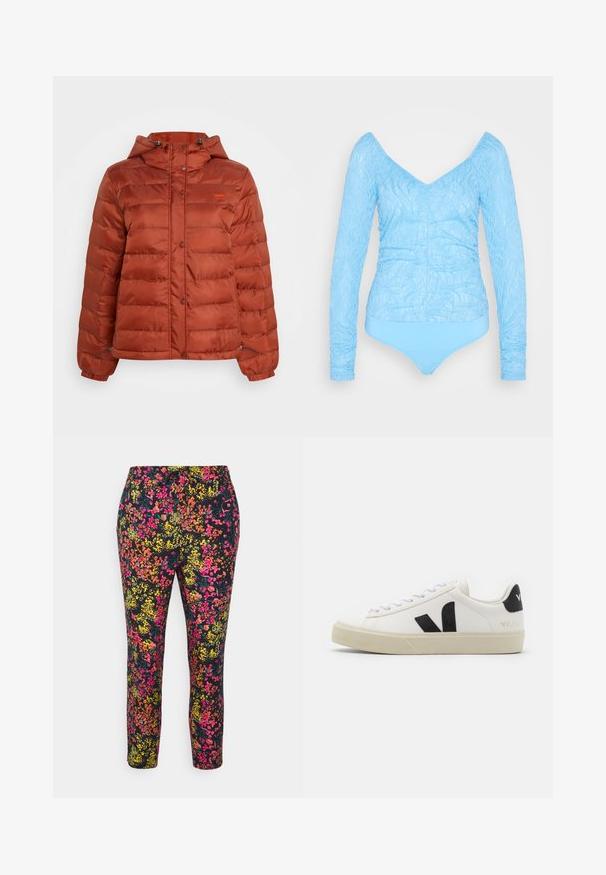 Puffjacke in rostfarben mit Kapuze, Druckknöpfen auf der Vorderseite und elastischen Bündchen, geeignet für kaltes Wetter.; YAS YASBELANA BODYSTOCKING - Langarmshirt - bonnie blue; ONLY Petite ONLNOVA LIFE PANT - Stoffhose - night sky; Weißes Leder-Sneaker mit schwarzem Gummi-V-Logo. Strukturierte cremefarbene Sohle, weiße Schnürsenkel und Fersendetail in Schwarz mit dem Markennamen.