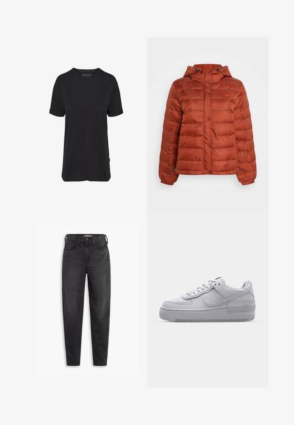 Puffjacke in rostfarben mit Kapuze, Druckknöpfen auf der Vorderseite und elastischen Bündchen, geeignet für kaltes Wetter.; Schwarzes Baumwoll-T-Shirt mit kurzen Ärmeln, rundem Halsausschnitt und aufgerollten Bündchen; mit einem dezenten Markenlabel am seitlichen Saum.; Schwarze hochgeschnittene Slim-Fit-Jeans mit Vorder- und Gesäßtaschen, Knopfverschluss und Gürtelschlaufen, auf einem weißen Hintergrund präsentiert.; Graue Nike Air Force 1 Sneaker mit perforierter Zehenpartie, Obermaterial aus glattem Leder, dicker Sohle und geprägtem 'AIR'-Detail an der Ferse.