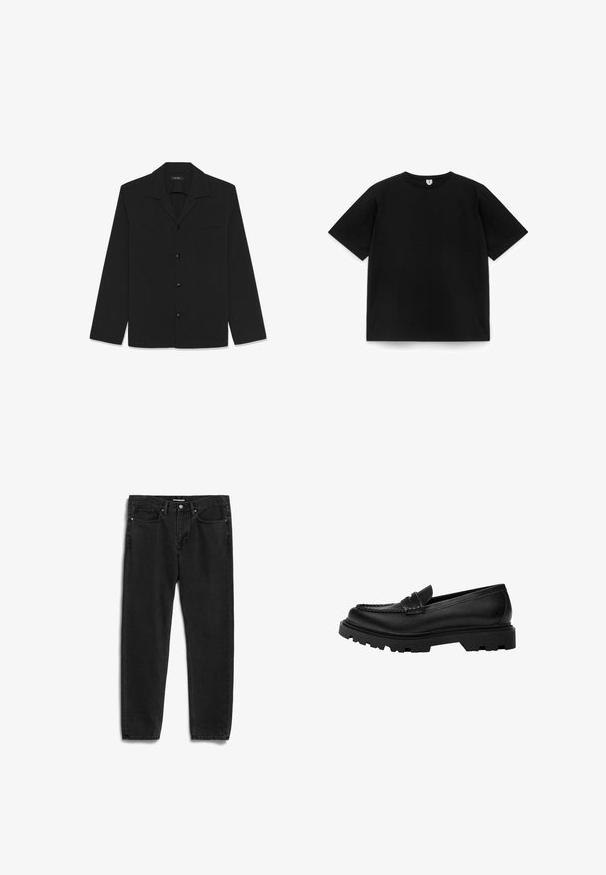 Zwart shirt met lange mouwen, een notchkraag, een borstzak en een sluiting met zes knopen. Gemaakt van een gladde stof met een subtiele structuur.; Effen zwart T-shirt met korte mouwen en ronde hals, plat gelegd op een witte achtergrond, met de voorkant zichtbaar zonder zichtbare logo's of ontwerpen.; Zwarte spijkerbroeken van denim met een rechte pijp, voorzien van vijf zakken, een rits aan de voorkant en een metalen knoopsluiting. Zachte textuur en minimale details.; Zwarte leren loafer met een robuuste, gestructureerde zool. Heeft een decoratieve gestikte rand en een lage hak voor een eigentijdse uitstraling.