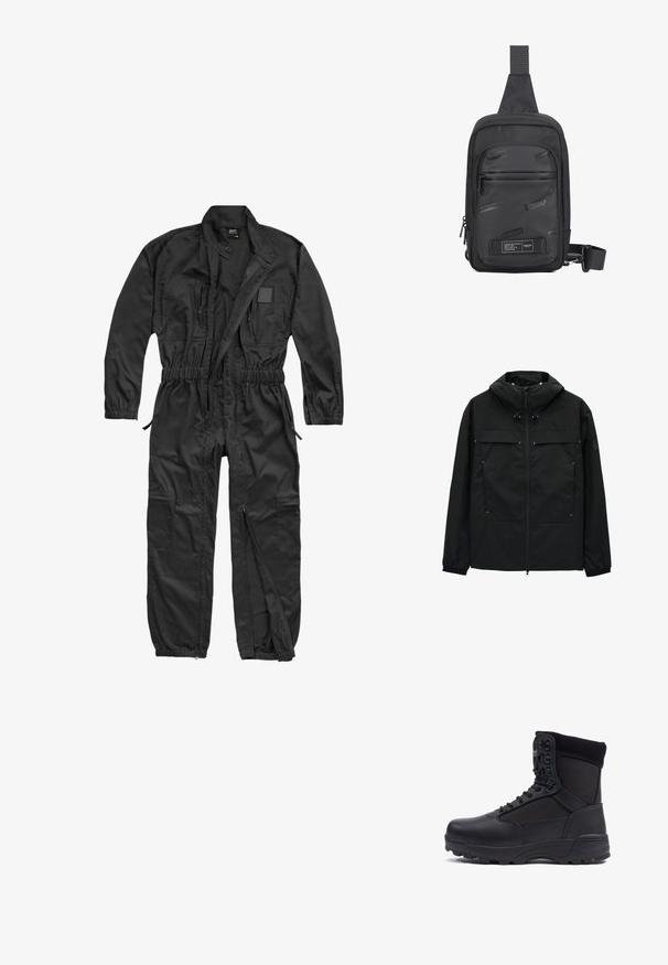 Zwarte jas met hoge kraag, ritssluiting en verstelbare toggles. Beschikt over twee voorzakken en elastische manchetten. Glad textuur, lichtgewicht ontwerp.; Brandit BRANDIT HERREN EINSATZKOMBI - Jumpsuit - black; Zwarte tactical boot met een gladlederen bovenkant en stofpanelen, hoge enkelontwerp, vetersluiting aan de voorkant en robuuste rubberen zool.; Zwarte schoudertas gemaakt van duurzaam materiaal, met een gladde voorpaneel met reliëflogo's, een verstelbare schouderband en ritssluitingen.
