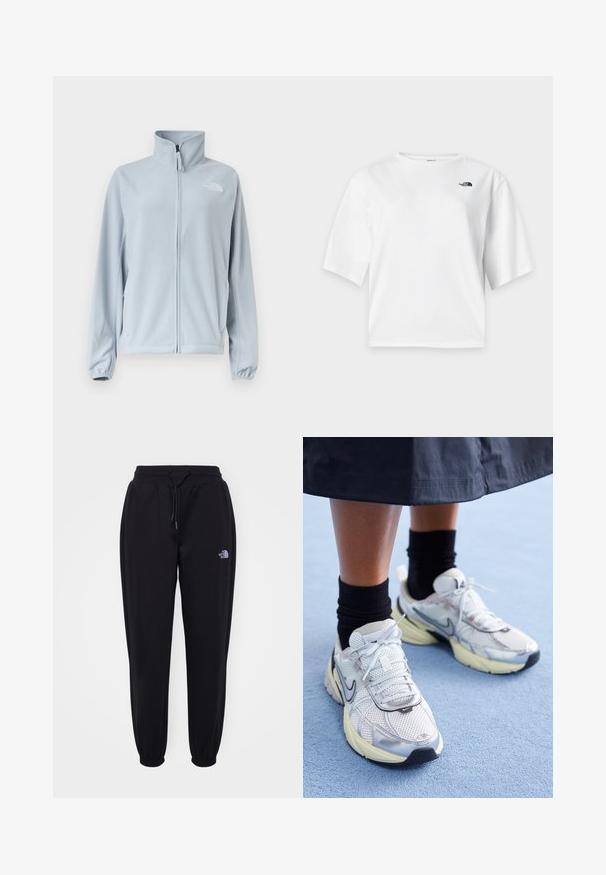 Lyseblå fleecejakke med fuld lynlås foran, høj krave, sidelommer, elastiske manchetter og lille logo på venstre bryst.; Hvid T-shirt med korte ærmer og rund hals med The North Face-logo i sort på venstre bryst.; Sorte joggingbukser med elastisk talje og manchetter, snoretræk, sidelommer og lille hvid The North Face-logo på højre lår.; Hvide og sølv Nike sneakers med mesh-stof, reflekterende detaljer og en beige sål. Bæres med sorte sokker og står på en blå overflade.