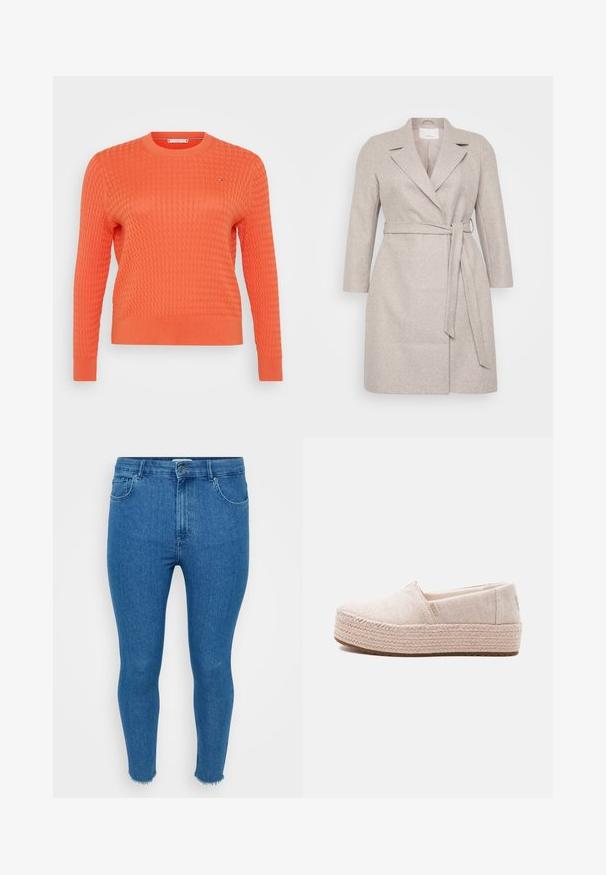 Lys beige uldfrakke med lange ærmer, notch-krave og bælte i taljen. Har en glat tekstur og en skræddersyet pasform.; Orange strikket sweater med en struktureret, vaffelmønster, rund halsudskæring og lange ærmer. Lille logo detalje på brystet.; Smal blå denimjeans med høj talje, fem-lommer-design og rå kant. Materialet ser glat ud med let falmning på lårene.; Beige vævet platform slip-on sko med flettet jutesål og gummibund, set fra siden på en neutral baggrund.