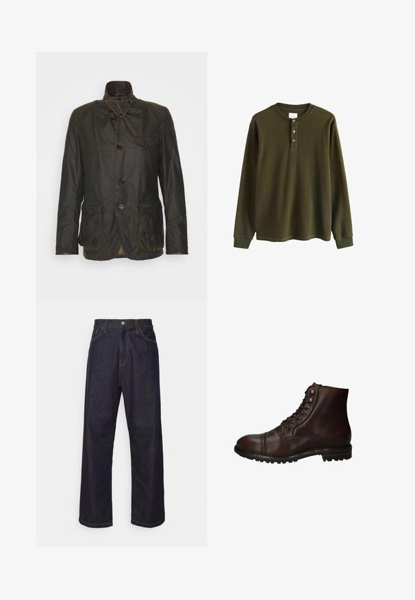 Dunkelgrüne gewachste Baumwolljacke mit hohem Kragen, doppelten Knöpfen, Brusttasche und Karofutter. Verfügt über zwei Fronttaschen.; Langärmliges olivgrünes Waffelstrick-Henley-Shirt mit gerippten Bündchen und drei Knöpfen am Kragen.; Dunkelblaue Jeans im geraden Schnitt mit gelben Nähten, Knopfverschluss, Reißverschluss und Fünf-Taschen-Design.; Dunkelbraune Leder Schnürstiefelette mit robustem Gummisohlen und Metallösen, von der Außenseite betrachtet.