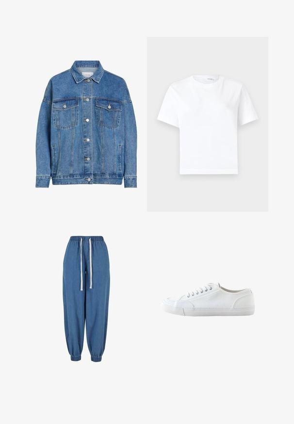 VILA Denim Cotton - Spijkerjas - light blue denim; Effen witte katoenen T-shirt met korte mouwen, ronde hals en rechte zoom, getoond op een witte achtergrond.; Blauwe denim joggerbroek met elastische tailleband en boorden, met witte aantrekkoorden in de taille.; Witte lage canvas sneaker met witte veters en rubberen zool, gezien van opzij op een witte achtergrond.