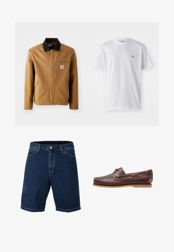 Brun lærredjakke med en mørkebrun fløjlskrave, lynlås lukning, brystlomme og sidelommer. Har et logo patch på venstre side.; Hvid bomulds t-shirt med korte ærmer, rund hals og et lille guld logo på venstre brystområde. Blød tekstur og almindelig pasform.; Mørkeblå denimshorts med lige snit, almindelig talje og metalknaplukning; har kontrasterende gul syning og kant.; Brun læder bådsko med hvide sømme, snøre detaljer og lysbrun gummisål, vist fra siden på hvid baggrund.