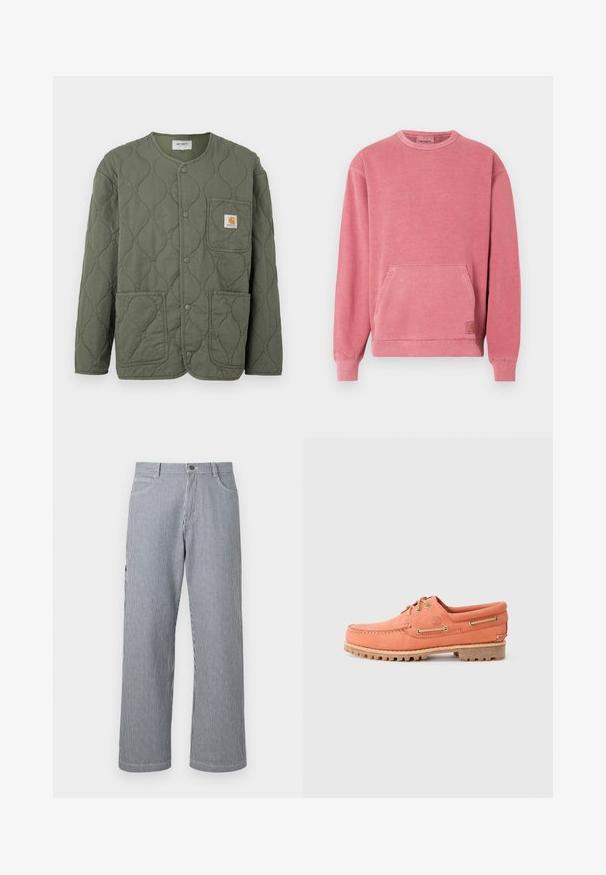 Olivengrøn quiltet jakke med trykknapper, rund halsudskæring, tre påsyede lommer og et lille Carhartt-logo på brystlommen.; Lyserød sweatshirt med rund halsudskæring, lange ærmer, frontlomme og ribstrikkede manchetter og kant. Har et lille logo-patch.; Grå og hvide lodrette stribede bukser med lige ben, forlommer og linning med knaplukning.; Orange læder bådsko med en mokkastil design, rund tå, brune snørebånd og gummisål med grebsgroove.