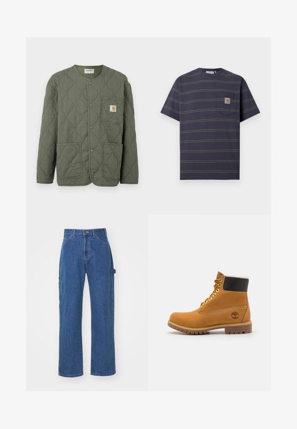 Olivengrøn quiltet jakke med trykknapper, rund halsudskæring, tre påsyede lommer og et lille Carhartt-logo på brystlommen.; Marineblå T-shirt med korte ærmer med tynde gule vandrette striber og en lille brystlomme med et Carhartt-logo.; Blå denimjeans i en afslappet pasform med lige ben, har for- og baglommer samt knaplukning i taljen.; Brune læder ankelstøvle med metaløjer, hvid pelsforing, sort polstret krave, robust sål og præget logo på siden.