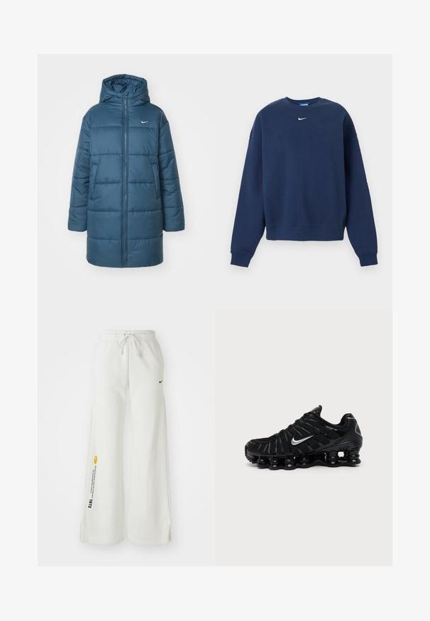 Gevoerde jas in teal, met een ritssluiting aan de voorkant, een grote capuchon en zijzakken. Bevat horizontale stiksels en een klein logo op de borst.; Marineblauwe crewneck-sweater met lange mouwen en wit Nike-logo gecentreerd onder de kraag.; Witte, wijde sweatpants met een elastische tailleband, trekkoord, zijslitsen, zwart Nike-logo en contrasterende gele grafische tekst.; Zwarte Nike sportschoen met zilveren Swoosh-logo, mesh en synthetische bovenkant en een kenmerkende gesegmenteerde dempende zool.