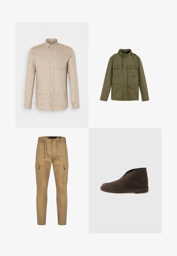 Olivengroene militaire jas met vier klepzakken aan de voorkant, een opstaande kraag met gesp en schouderepauletten.; Beige linnen overhemd met knopen, lange mouwen, een enkele borstzak en witte knopen. Soepele textuur, relaxte pasvorm en puntige kraag.; Khaki cargobroek met een drawstring taille, taps toelopende pasvorm en zijzakken; gemaakt van een lichte, gestructureerde stof.; Bruine suède enkellaars met twee veteroogjes, lage hak en gestikte zool op een effen lichtgrijze achtergrond.