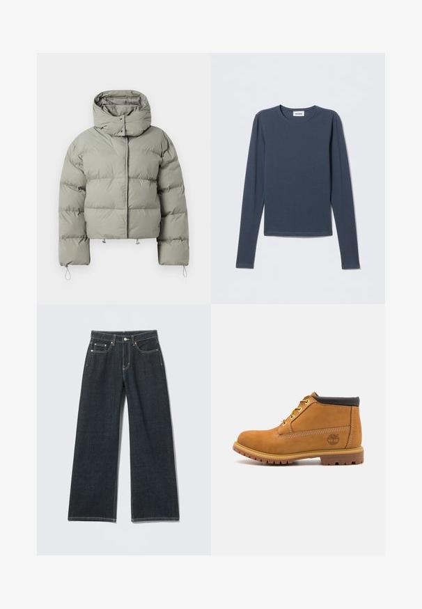 Doudoune en vert muted, avec un col haut, une coupe oversize, une texture quiltée et des cordons de serrage réglables à l'ourlet et aux poignets.; Chemise à manches longues bleu marine, en coton doux. Elle présente un col rond et un design simple et basique, sans motifs ni accents.; Jean large à jambes larges bleu foncé avec bouton devant, fermeture éclair, passants pour ceinture et style cinq poches sur un fond clair uni.; Bottine en suede tan avec col rembourré noir, œillets jaunes et semelle en caoutchouc texturé. Présente un logo imprimé sur le côté.