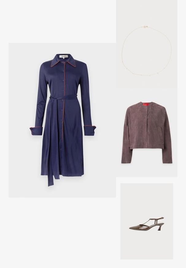 Paarse suède lange mouwen jas met een ronde halslijn, twee voorzakken en een rood etiket aan de binnenkant van de kraag met de tekst MAX.; Marineblauwe jurk met een kraag, knoopsluiting aan de voorkant, lange mouwen en contrasterende oranje biezen. Voorzien van een ceintuur in de taille en zachte stof.; Bruine lakleren slingback pump met spitse neus, T-strap, kleine gekromde hak en enkelgesp op effen achtergrond.; Fijne gouden ketting met gelijkmatig verdeelde kleine diamantachtige steentjes en een veerring sluiting op een witte achtergrond.