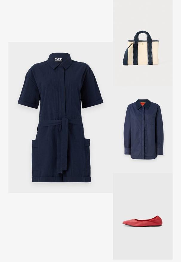 Marineblauwe lange mouw jacket met een puntige kraag, voorzak en een gladde textuur. Heeft een contrasterende voering aan de binnenkant in rood en geel.; Marineblauw jurk met korte mouwen, een hemdkraag, textielstof, een ceintuur in de taille en twee zijzakken.; Filippa K REY FLATS - Ballerina's - bright red; Klein beige draagtas met donkerblauwe handvatten en riem, gouden rits en decoratieve stiknaden.