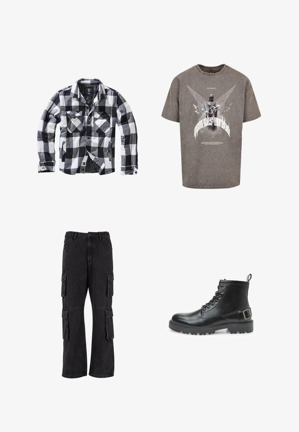 Chaqueta de manga larga a cuadros en blanco, negro y gris, con dos bolsillos en el pecho con solapa y botón, y bolsillos laterales para las manos, abertura frontal con botones visibles.; Camiseta gris de gran tamaño hecha de algodón, con un estampado gráfico de una estatua alada y texto estilizado en la parte frontal.; Pantalones cargo negros de mezclilla, con un corte holgado, múltiples bolsillos laterales y detalles de costura. La textura está ligeramente descolorida.; Bota de combate de cuero negro con cordones, ojales de metal, suela resistente, lengüeta en el talón y una correa decorativa con hebilla en el costado.