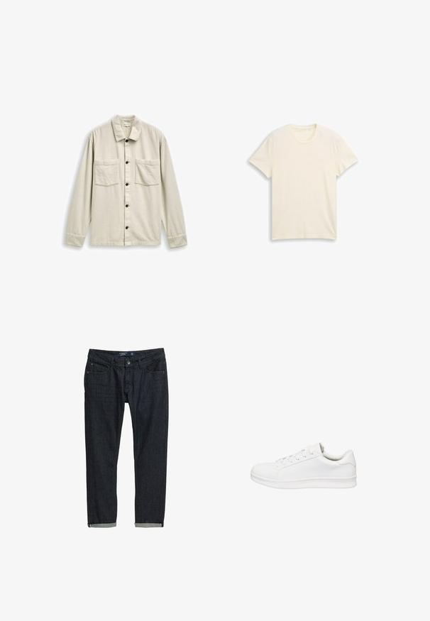 Lichtbeige button-up shirt van textuurstof. Bevat een kraag, twee voorzakken en verlengde mouwen met manchet.; Effen T-shirt met korte mouwen en ronde hals in gebroken wit, plat gelegd op een witte achtergrond.; Donkerdenim jeans met een slanke pasvorm, met opgerolde manchetten, een klassieke vijf-pocketontwerp en een knoopsluiting, op een witte achtergrond.; Lage witte sneaker met vetersluiting, glad leren bovenwerk, gevoerde kraag en dikke rubberen zool, zijaanzicht op witte achtergrond.