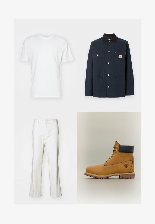 Veste de travail bleu marine foncé avec col noir, quatre poches avant, boutons-pression métalliques et une petite étiquette logo Carhartt sur la poche supérieure droite.; T-shirt en coton blanc à manches courtes, encolure ronde et texture lisse. Design simple sans motifs ni graphiques.; Pantalons en coton blanc avec une coupe droite, dotés d'une taille et de poches standard. Le tissu semble lisse et légèrement texturé.; Bottine en cuir marron avec col noir, lacets jaunes et semelle beige. Présente un logo et des détails de couture blanche. Semelle extérieure à traction robuste.