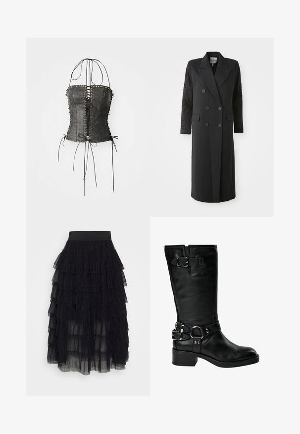 Zwarte dubbelgeknoopte jas met een scherpe kraag, zes knopen en een bewerkte detail op de mouw. Gladde stof met een op maat gemaakte vorm en lange lengte.; Jaded London LONGLINE LACE UP HALTER CORSET - Top - black; Zwarte tule rok met gelaagde ruches, elastische tailleband en doorschijnende textuur. Vloeiende ontwerp met variërende ruchelengtes door de rok.; Zwarte leren laars tot halverwege de kuit met lage blokhak, twee zilveren gespen bij de enkel, een gesp near de bovenkant en een riem met metaalringdetail.