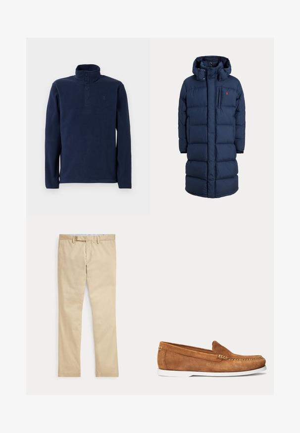 Marineblauer langer gepolsterter Wintermantel mit Kapuze, Frontreißverschluss, Brusttasche und kleinem roten Logo auf der linken Brustseite.; Marineblauer Fleece-Pullover mit hohem Kragen und Knopfleiste mit vier Knöpfen. Verfügt über lange Ärmel und ein kleines Logo auf der Brust. Weiche Textur.; Beige gerade Hose mit Gürtelschlaufen und einem vorderen Reißverschluss, flach auf weißem Hintergrund gelegt.; Brauner Wildleder-Slipper mit weißer Sohle und beigen Nähten entlang der Spitze und oberen Kante, seitliche Ansicht vor schlichtem Hintergrund.