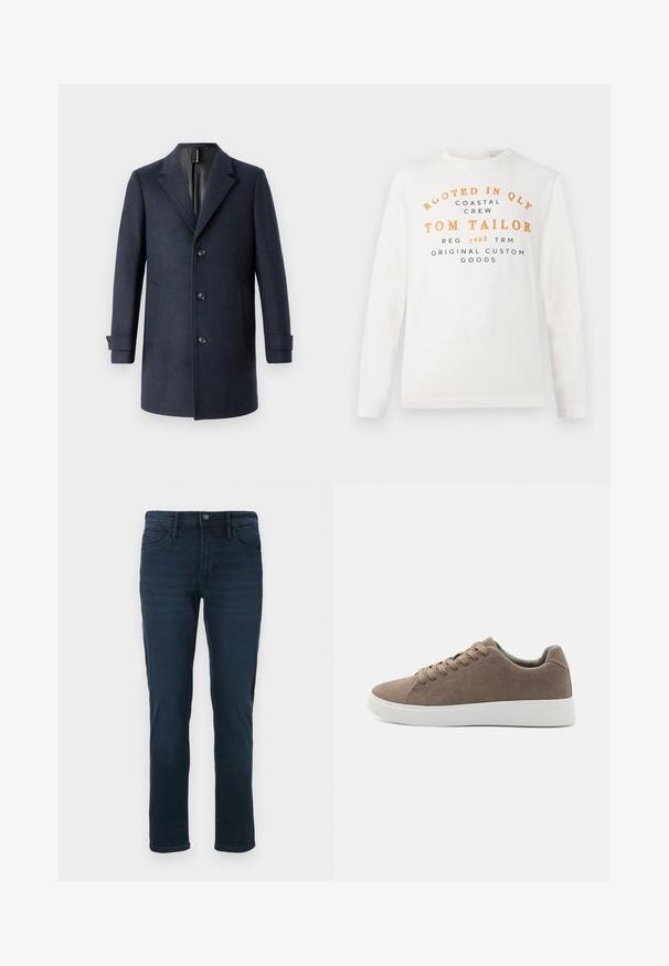 TOM TAILOR CLASSIC COAT - Klasický kabát - blue; Bielej košeli s dlhým rukávom s oranžovým a čiernym textom "Rooted in QLY Coastal Crew Tom Tailor Reg 1962 TRM Original Custom Goods" na prednej strane.; Tmavomodré džínsy z denimu so strihom s rovnými nohavicami, s piatimi vreckami, zapínaním na gombík a jemným vyblednutím vpredu.; Hnedé semišové tenisky s plochými bielymi gumovými podrážkami, dizajn so šnurovaním, zaoblená špička a hladká textúra. Minimalistický štýl s jemnými švovými detailmi.
