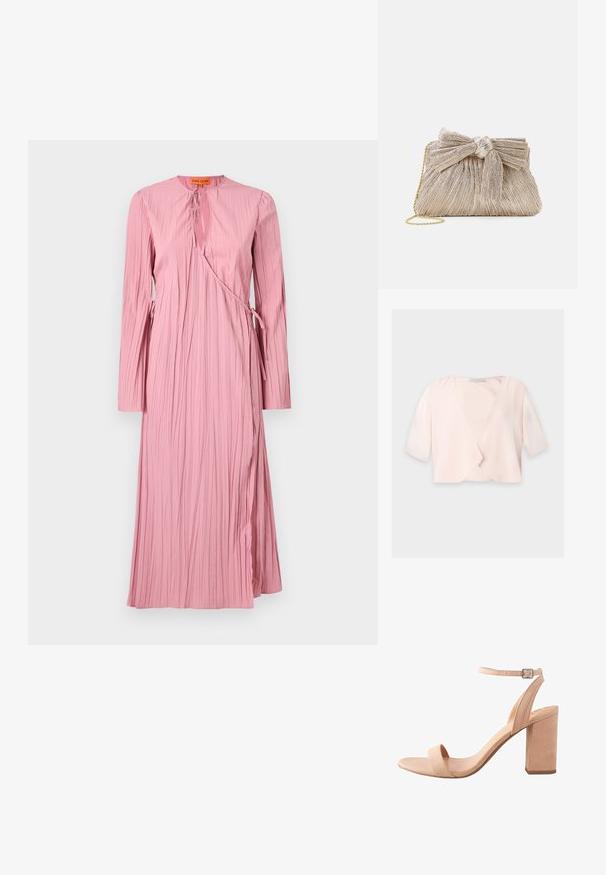 Lyserød cropped bluse med halvlange ærmer og et løst, åbent frontdesign på ensfarvet baggrund.; Langærmet, pink kjole med et textured, plisseret design, udskåret hals og justerbare bånd i taljen for en indpakningsstil.; Blokhælede sandaler i blød beige ruskind, med en bred frontrem, ankelrem med en metalspænde og glatte, buede linjer.; Metallic guld clutch taske med plisseret stof, der har en sløjfedetalje øverst og en gylden kædetras for alsidighed og nem bæring.