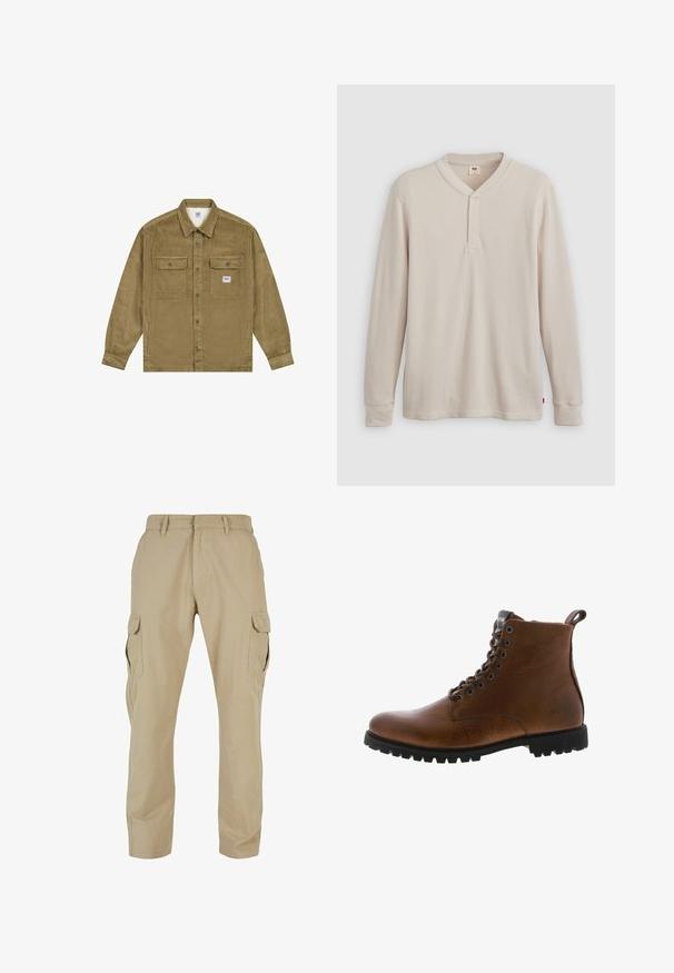 Lee WORKWEAR - Cowboyjakker - dark khaki; Langærmet henley-skjorte i lys beige ribbet stof, med V-hals, tre-knap placket og manchetter ved ærmerne. Rød logo-tags ved kanten.; Beige cargo bukser lavet af bomulds twill, med flere sidelommer, lige ben design og lynlås med bæltestropper.; Brune læder ankelstøvler med tekstureret overflade, metaløjer og sort gummisål. Har en træktab bagpå for nem påtagning.
