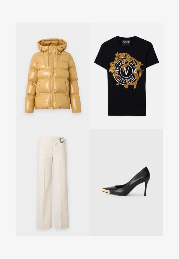 Chaqueta de plumas brillante en tono beige con capucha, cremallera frontal, cordones y bolsillos laterales, diseñada para el clima frío.; Camiseta de manga corta negra de Versace Jeans Couture con diseño barroco dorado y logo circular blanco centrado en la parte frontal.; Pantalones de pierna ancha en tejido color crema con una superficie texturizada. Presenta pliegues laterales y un cinturón decorativo con un acento de hebilla circular.; Zapato de tacón alto de cuero negro con puntera afilada; presenta un detalle metálico dorado en la tapa del tacón. Superficie lisa con un diseño elegante.