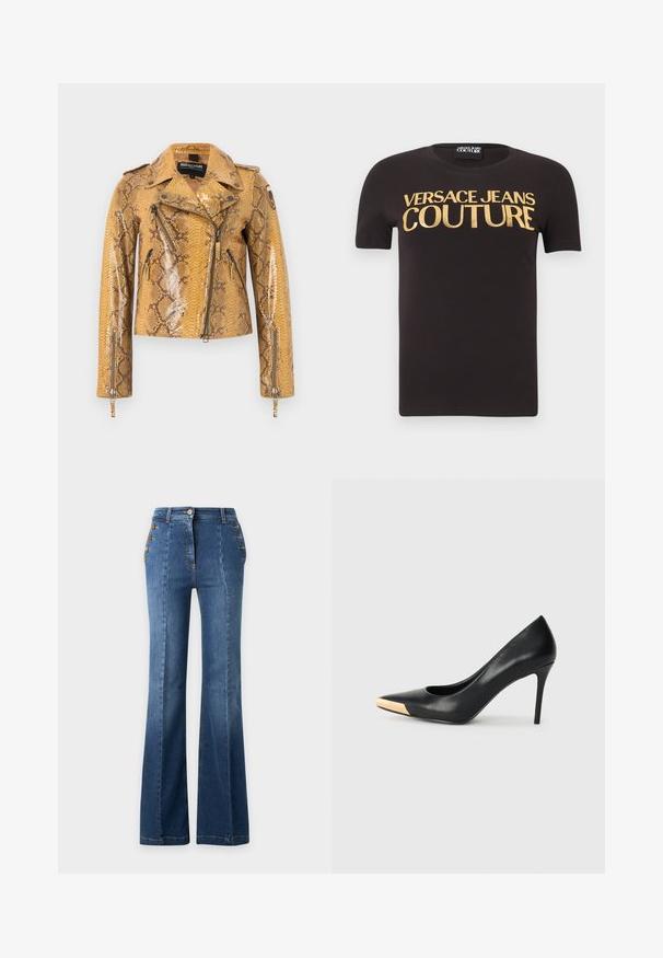 Geel bikerjack met slangenprint, asymmetrische voorsluiting met rits, zakken met rits, epauletten en ritssluitingen aan de manchetten van de lange mouwen.; Zwart T-shirt met korte mouwen met "Versace Jeans Couture" in grote gouden letters over de borst, ronde halslijn en een stoffen label aan de binnenkant.; Blauwe spijkerbroek met hoge taille, wijde pijpen en decoratieve gouden knopen aan beide zijden bij de taille.; Zwarte leren hoge hak pump met een spitse neus; heeft een metallic gouden accent op de neuskap. Glad oppervlak met een stijlvolle vormgeving.
