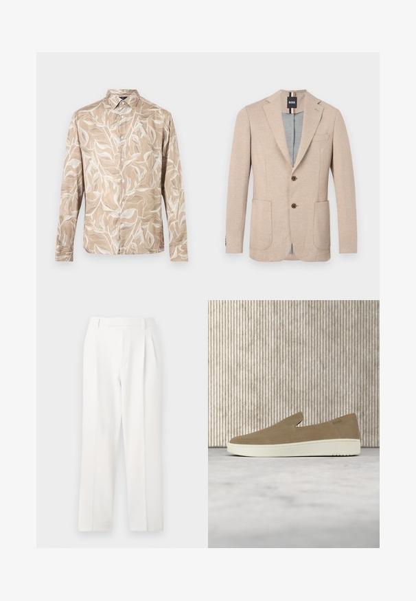 Blazer beige pour hommes avec revers crantés, deux poches plaquées à l'avant, deux boutons marron et une étiquette noire de marque à l'intérieur du col.; Chemise beige à manches longues avec boutons sur le devant, motif de vigne feuillue blanche et col pointu.; Pantalon blanc sur mesure avec une coupe droite, présentant des plis, un devant plat et une texture de tissu lisse. Aucune poche ni accent visible.; Chaussure beige sans lacets avec semelle blanche, présentée en suspension sur un tapis clair avec un mobilier transparent de couleur ambre en arrière-plan.
